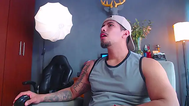 geirge teacherxx online show from October 31, 2025, 3:35 pm