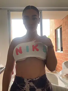 Snapshot of emma_andrew1 chatting on November 10, 2025, 2:27 pm emma andrew1 online show from November 10, 2025, 2:27 pm