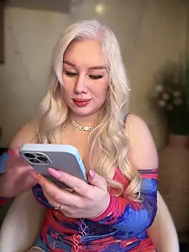 LaraHollywood online show from October 4, 2025, 6:11 am