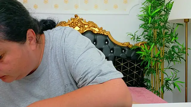 Snapshot of AleshaArabian chatting on May 7, 2026, 3:23 am AleshaArabian online show from May 7, 2026, 3:23 am