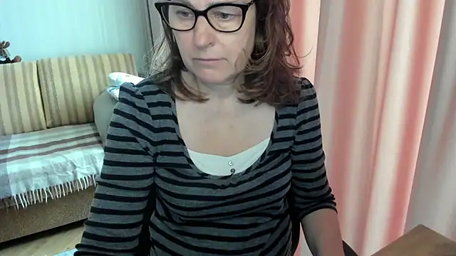 Snapshot of lauraoven chatting on May 4, 2026, 8:43 am lauraoven online show from May 4, 2026, 8:43 am