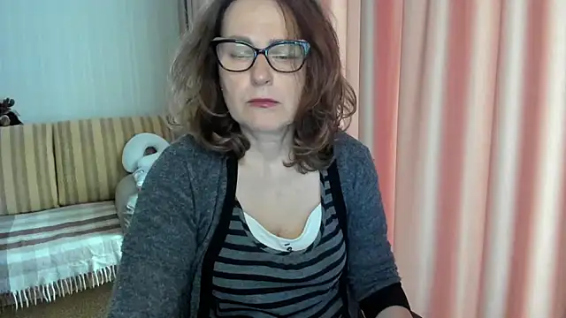 Snapshot of lauraoven chatting on May 7, 2026, 7:47 am lauraoven online show from May 7, 2026, 7:47 am