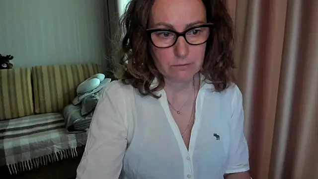 Snapshot of lauraoven chatting on May 22, 2026, 8:10 am lauraoven online show from May 22, 2026, 8:10 am