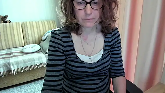 Snapshot of lauraoven chatting on May 27, 2026, 6:21 am lauraoven online show from May 27, 2026, 6:21 am