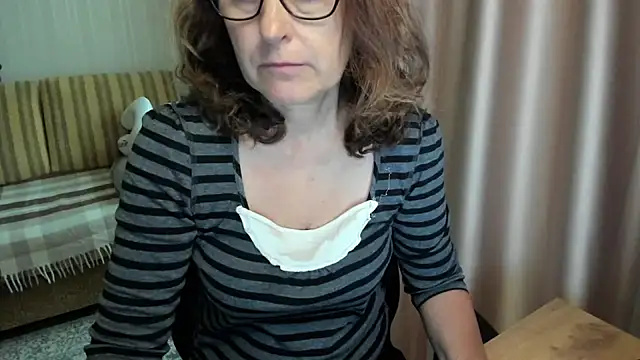 Snapshot of lauraoven chatting on June 18, 2026, 10:41 am lauraoven online show from June 18, 2026, 10:41 am