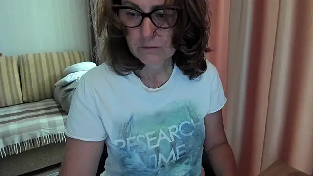Snapshot of lauraoven chatting on July 15, 2026, 6:40 am lauraoven online show from July 15, 2026, 6:40 am