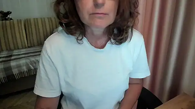 Snapshot of lauraoven chatting on July 28, 2026, 3:21 pm lauraoven online show from July 28, 2026, 3:21 pm