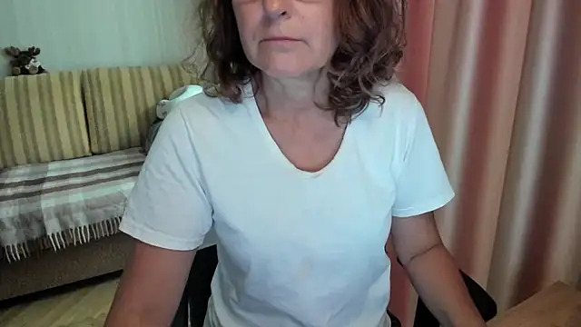 Snapshot of lauraoven chatting on August 2, 2026, 8:02 am lauraoven online show from August 2, 2026, 8:02 am
