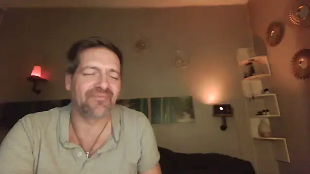 Snapshot of matrikes1 chatting on December 13, 2024, 12:42 am matrikes1 online show from December 13, 2024, 12:42 am