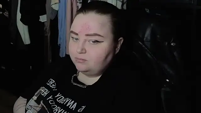 EMMA  CONNOR online show from November 28, 2025, 9:06 pm