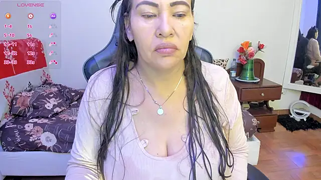 Snapshot of esmeralda_milf chatting on December 1, 2025, 2:44 pm esmeralda milf online show from December 1, 2025, 2:44 pm