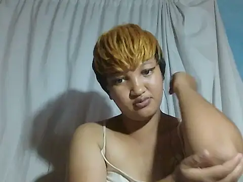 Snapshot of AVRILA chatting on December 1, 2025, 6:07 am AVRILA online show from December 1, 2025, 6:07 am