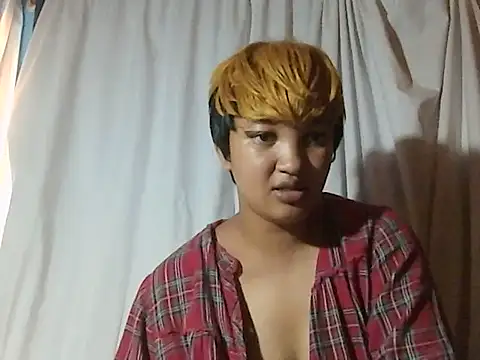 Snapshot of AVRILA chatting on December 3, 2025, 5:37 am AVRILA online show from December 3, 2025, 5:37 am