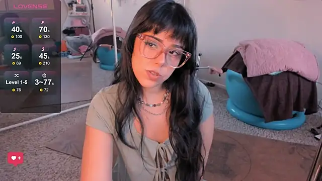 Snapshot of Evie-Luna chatting on November 9, 2025, 11:47 pm Evie-Luna online show from November 9, 2025, 11:47 pm