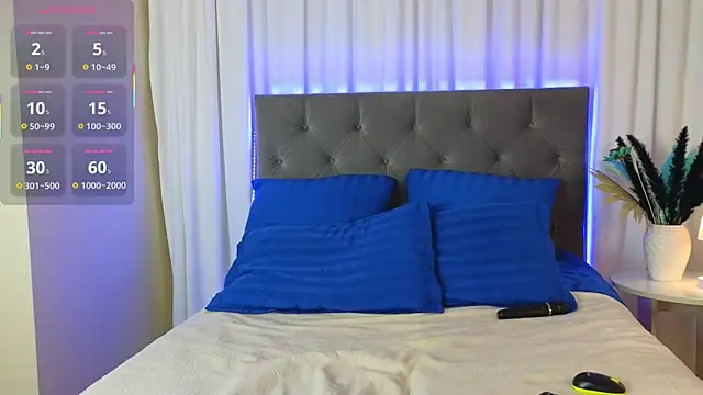 Snapshot of Ariana_Petite chatting on October 30, 2025, 12:23 am Ariana Petite online show from October 30, 2025, 12:23 am