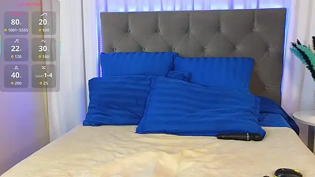 Snapshot of Ariana_Petite chatting on December 18, 2025, 12:17 am Ariana Petite online show from December 18, 2025, 12:17 am