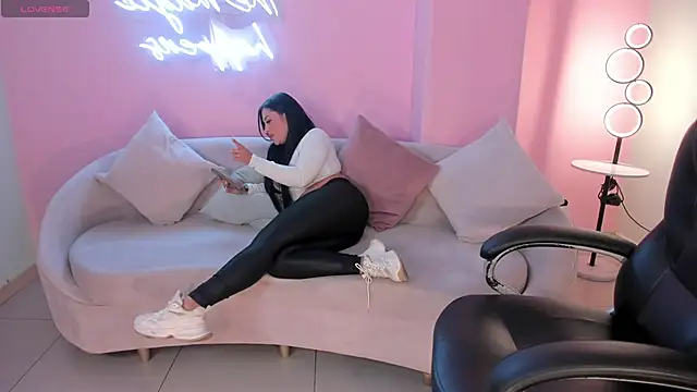 Snapshot of MiaRoberts1 chatting on December 19, 2025, 6:59 pm MiaRoberts1 online show from December 19, 2025, 6:59 pm