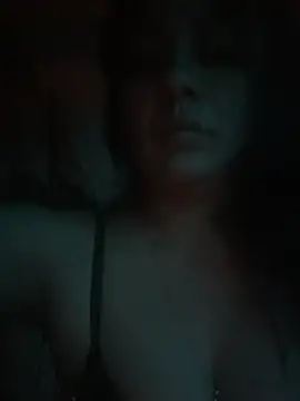 Snapshot of Aw_ThROAt9 chatting on April 12, 2026, 7:02 am Aw ThROAt9 online show from April 12, 2026, 7:02 am