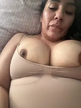 Snapshot of Aw_ThROAt9 chatting on April 13, 2026, 3:39 pm Aw ThROAt9 online show from April 13, 2026, 3:39 pm