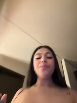 Snapshot of Alyshanon18 chatting on January 8, 2025, 9:42 am Alyshanon18 online show from January 8, 2025, 9:42 am