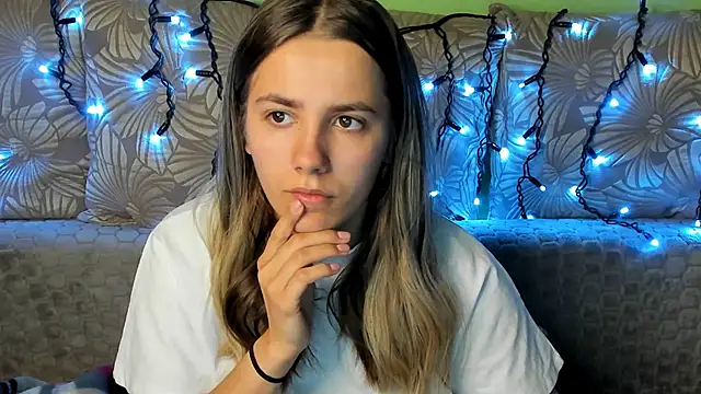 Snapshot of MaggieCake chatting on November 9, 2025, 4:33 am MaggieCake online show from November 9, 2025, 4:33 am