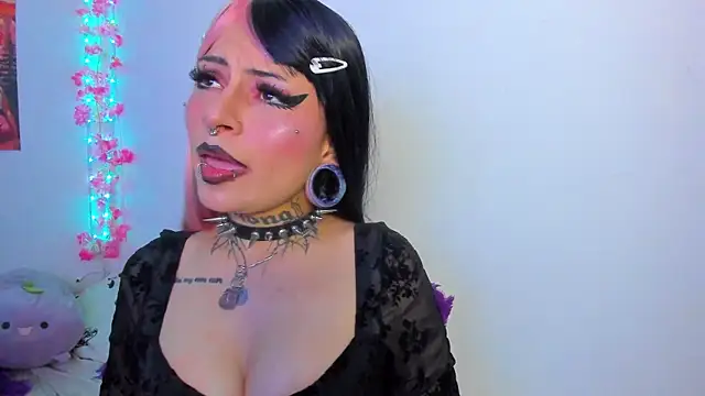 Snapshot of Rainnbow_ chatting on November 24, 2025, 4:23 am Rainnbow online show from November 24, 2025, 4:23 am