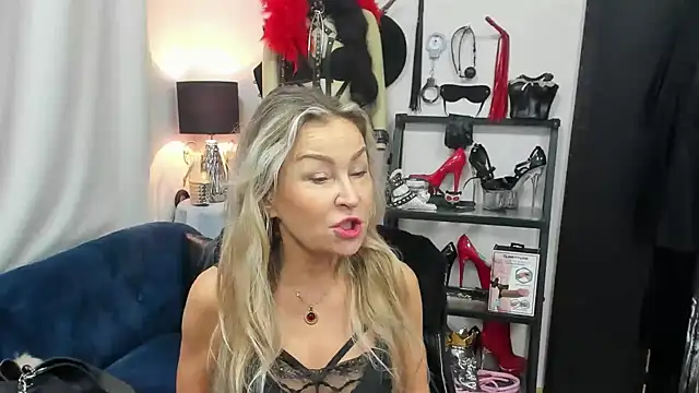 crystaLUX online show from November 4, 2025, 5:28 am