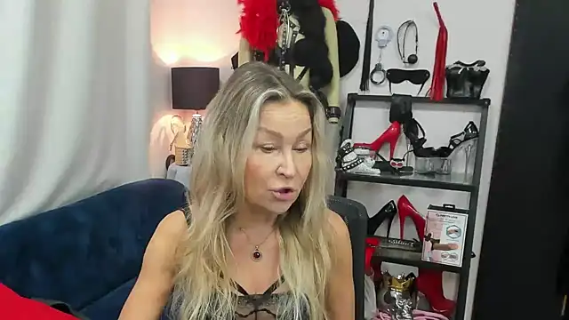 crystaLUX online show from November 18, 2025, 5:23 am