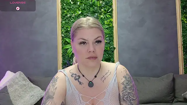 Snapshot of Raven_Luna chatting on May 22, 2026, 4:19 am Raven Luna online show from May 22, 2026, 4:19 am