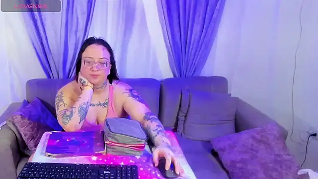 Snapshot of MiaYMolly chatting on April 27, 2026, 11:36 pm MiaYMolly online show from April 27, 2026, 11:36 pm