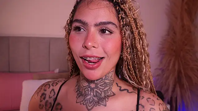 Snapshot of curvyliciousss chatting on February 1, 2026, 6:06 pm curvyliciousss online show from February 1, 2026, 6:06 pm