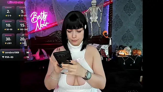 Snapshot of BettyNoir chatting on November 3, 2025, 11:11 am BettyNoir online show from November 3, 2025, 11:11 am