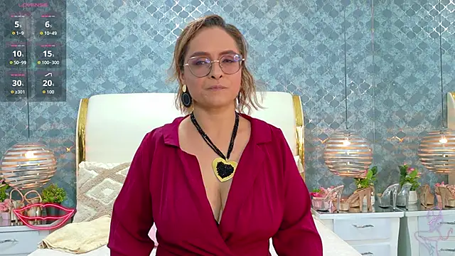 MarilynVega1 online show from November 25, 2025, 9:04 pm