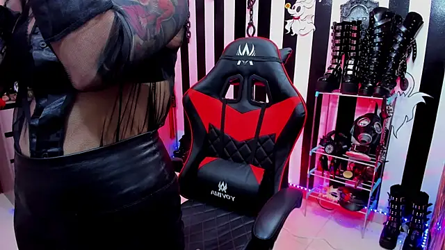 Snapshot of Mistress_Yelena chatting on February 18, 2025, 10:36 pm Mistress Yelena online show from February 18, 2025, 10:36 pm