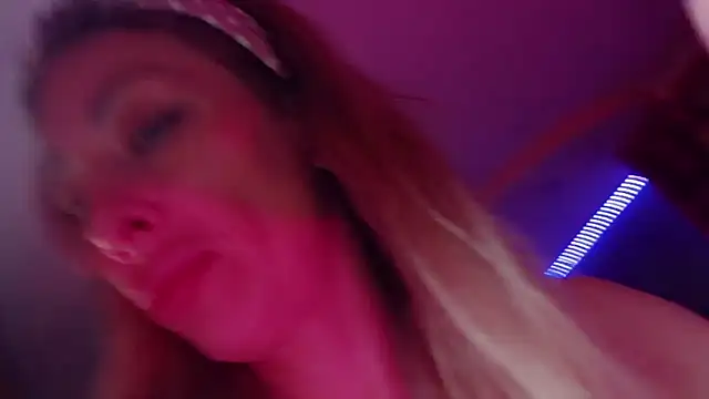 AnnieGOld  online show from September 13, 2025, 10:53 pm