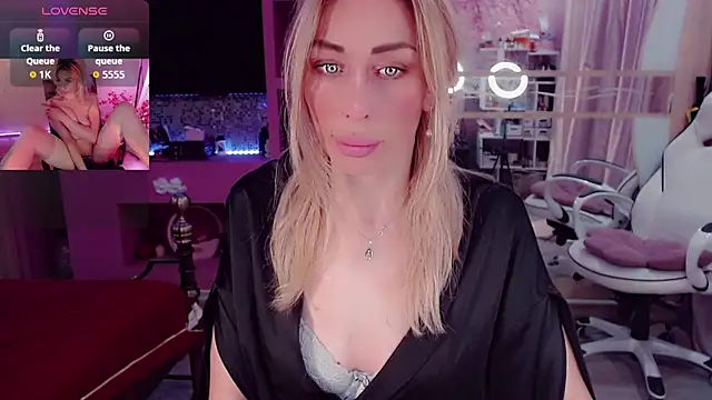 AnnieGOld  online show from October 11, 2025, 11:14 pm