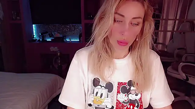 AnnieGOld  online show from October 26, 2025, 11:42 pm