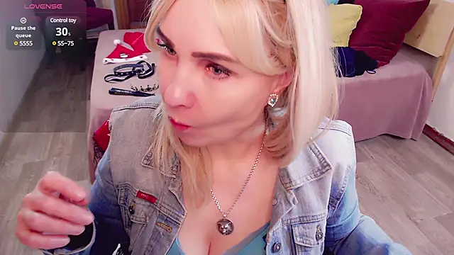 Snapshot of _unique_cam_ chatting on January 6, 2025, 10:02 am  unique cam  online show from January 6, 2025, 10:02 am