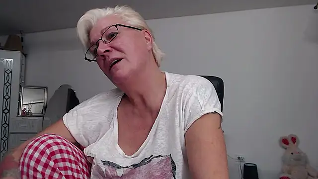 LaylaMilf online show from December 2, 2024, 7:38 pm