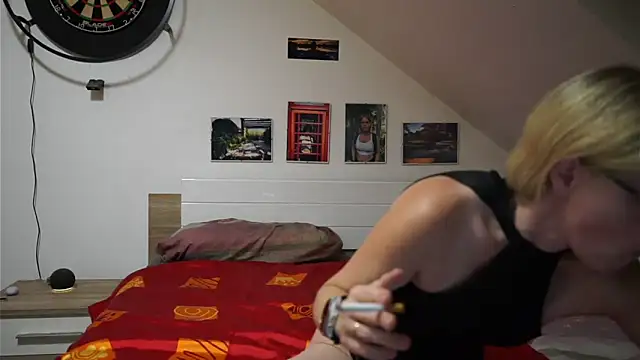 Moistdevil online show from November 18, 2025, 4:11 pm