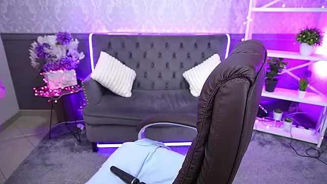 LittleShyy online show from November 4, 2025, 1:54 pm