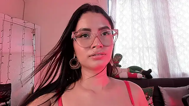 Snapshot of PaulinaBelushi chatting on December 18, 2024, 6:46 pm PaulinaBelushi online show from December 18, 2024, 6:46 pm