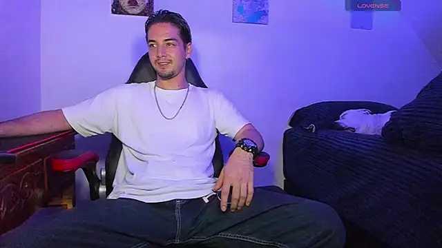 Snapshot of Alex_smith00 chatting on January 13, 2025, 1:45 am Alex smith00 online show from January 13, 2025, 1:45 am