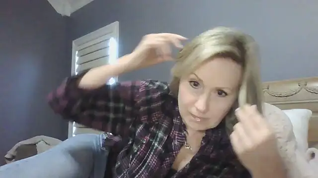 Snapshot of Lisaisluscious chatting on February 17, 2025, 9:30 pm Lisaisluscious online show from February 17, 2025, 9:30 pm