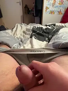 Snapshot of Tomi2244 chatting on December 16, 2025, 5:40 pm Tomi2244 online show from December 16, 2025, 5:40 pm