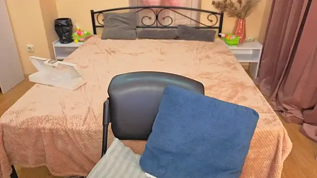 CharmedDoll online show from April 7, 2026, 12:27 pm