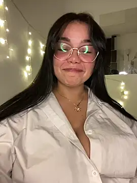 -Camila online show from May 16, 2026, 4:42 am