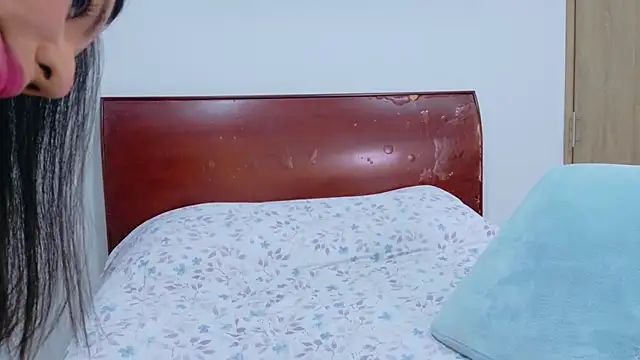 Snapshot of Steph_F chatting on October 23, 2025, 4:01 am Steph F online show from October 23, 2025, 4:01 am