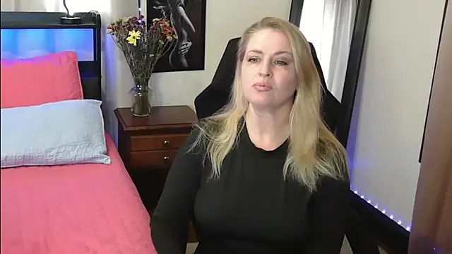 HollieBim online show from December 5, 2024, 3:06 pm