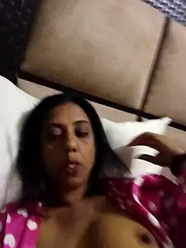 Snapshot of Mahi4luv chatting on October 5, 2025, 11:24 pm Mahi4luv online show from October 5, 2025, 11:24 pm